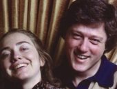 هيلارى كلينتون تنشر صورة قديمة مع زوجها بيل كلينتون احتفالا بالفلانتين