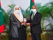 الرئيس المالديفى يقلد أمين عام رابطة العالم الإسلامى وسام شرف الجمهورية تقديراً لجهوده في خدمة الإسلام والسلام