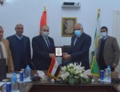 محافظ الجيزة يلتقى أعضاء نقابة الأطباء ويوجه بتعاون الأحياء 