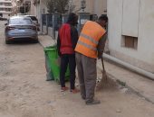 حملة لإزالة مخالفات القمامة من شوارع المقطم.. صور