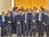 وفد مجلس النواب يلتقط صورا تذكارية أمام رمز الصداقة المصرية السوفيتية بأسوان ..صور