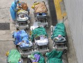 موجة من إصابات كورونا تضرب هونج كونج والمرضى ينامون خارج المستشفيات.. صور