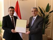 وزير الكهرباء يكرم رئيس المكتب الفنى بالوزارة بعد حصوله على الدكتوراه