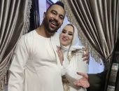 حكاية عروسة الإسماعيلية.. ضرب وإغماء ثم رقص وغنا.. عريس يضرب عروسه بـ"الأقلام والبوكسات" فى الشارع خلال الزفة.. العروسان أولاد عم وتصالحا عقب الخناقة ورقصوا فى القاعة وكلوا حمام.. فيديو وصور