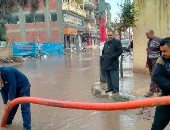 انتشار معدات وسيارات كسح وشفط المياه لإزالة آثار الأمطار بشوارع الشرقية