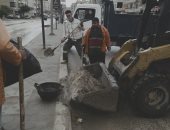 حملة نظافة بالمقطم لإزالة آثار الأمطار.. صور