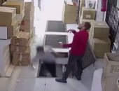 لحظة سقوط شاب فى حفرة داخل متجر للتسوق أثناء انشغاله بالهاتف.. فيديو