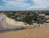 يعيش فيها 300 شخص فقط.. مياه المد تغرق بلدة ساحلية برازيلية "فيديو وصور"