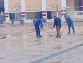 مدير مدرسة يساعد العمال فى رفع مياه الأمطار بفناء إحدى مدارس كفر الشيخ