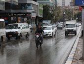 المرور: حركة السيارات منتظمة وسقوط أمطار خفيفة على الطرق