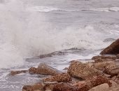 ارتفاع أمواج البحر توقف حركة الصيد بميناء بورسعيد.. صور