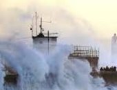 صحيفة إيطالية: عاصفة يونيس تضرب أوروبا وتترك 400 ألف منزل بدون كهرباء.. فيديو