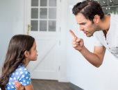 5 إشارات لغة جسد ممنوع استخدامها مع طفلك.. "ما تبصلوش من فوق النظارة"