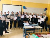 تلاميذ مدرسة بالعريش يحتفلون بعيد الشرطة برسم العلم على وجوههم.. صور