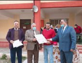 وكيل تعليم دمياط يكرم المعلمين المشاركين فى مبادرة "درس مميز بالمجان" 