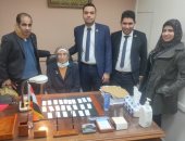 جمارك مطار القاهرة تضبط محاولة تهريب عدد من الأقراص المخدرة داخل علب الشيكولاتة.. صور 