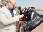 محافظ بنى سويف يستخدم تليفونه الشخصى للتأكد من تفعيل باركود شخصيات ممشى العظماء