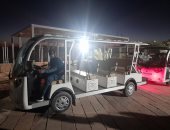 سيارات الجولف تنقل السائحين داخل معبد أبوسمبل لمتابعة تعامد الشمس.. صور