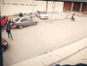 كان بينه وبين الموت لحظة.. كواليس دهس سيارة لشاب بمنطقة النزهة.. بث مباشر