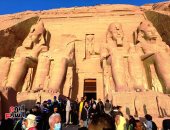 آثار أسوان: إقبال سياحي ضخم لمشاهدة تعامد الشمس على وجه الملك رمسيس الثاني