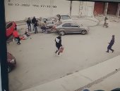 سيارة ملاكى ترجع للخلف بسرعة عالية وتدهس مواطنا فى النزهة ويهرب سائقها