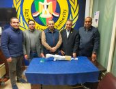 جمارك مطار سوهاج تضبط محاولة تهريب بندقية ضغط هواء وكمية من الشيش الإلكترونية