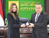رئيس جامعة الإسكندرية يكرم الحاصلة على جائزة دافنشي الدولية
