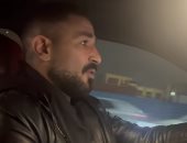 أحمد سعد يروج لأغنيته "عليكى عيون" بدندنة كلماتها من داخل سيارته قبل طرحها