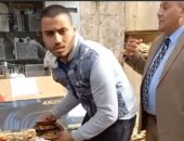 التجارة مع ربنا ربحانة.. "عثمان" بيوزع سمك وجمبرى لوجه الله من 25 سنة.. فيديو