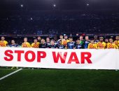 نابولي ضد برشلونة.. اللاعبون يرفعون راية "توقف الحرب" فى الدوري الأوروبي