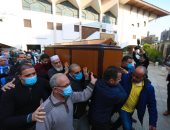 وصول جثمان الكاتب الصحفى محمود الكردوسى لمسجد آل رشدان لإقامة صلاة الجنازة