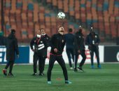 لاعبو الأهلي يجرون عمليات الإحماء قبل مواجهة صن داونز