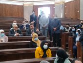 وزير التعليم العالى ورئيس جامعة القاهرة يجلسان فى المدرجات مع الطلاب.. فيديو