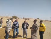 وحدة حياة كريمة تتفقد أعمال الصرف الصحى والكهرباء بقرى بحيرة ناصر فى أسوان