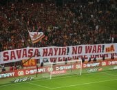 جماهير جالاتا سراي ترفع لافتة "لا للحرب" خلال مباراة ريزا سبور بالدوري التركي