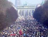 صور.. العالم هذا المساء.. احتجاجات فى ألمانيا ضد العملية العسكرية الروسية فى أوكرانيا تحت شعار "لا للحرب".. والجيش الأوكرانى يواجه الصواريخ الروسية.. ومتحف كوندى الفرنسى يعرض مخطوطة الساعات الغنية جدا لدوق بيرى