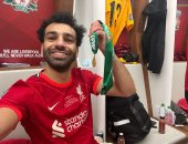 محمد صلاح يحتفل بميدالية لقب كأس الرابطة الإنجليزية