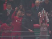 ليفربول يحقق حلم طفل برفع كأس الرابطة الإنجليزي في المقصورة الرئيسية