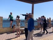 السياح الروس على شواطئ الغردقة.. والمحافظ: 6 آلاف سائح أوكرانى بضيافة البحر الأحمر
