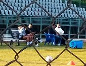 عصام الحضرى يظهر فى تدريب الزمالك ويجلس مع بن شرقى.. صور