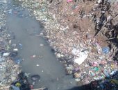 أهالى عزبة الربعماية بالبحيرة يطالبون بتطهير الترعة من القمامة.. والمحافظة تستجيب