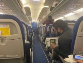 اللقطات الأولى للطلاب المصريين على متن الطائرة العائدة من بوخارست بهتاف "تحيا مصر"