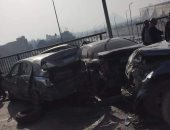 المرور يستعين بأوناش لرفع حطام حادث تصادم تريلا و6 سيارات بالدائرى.. صور