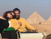 حنان مطاوع تنشر صورًا برفقة زوجها أثناء زيارة لمنطقة الأهرامات