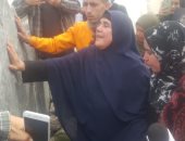 أسرة فتاة المول يحتفلون أمام قبرها بعد إحالة المتهمين بقتلها للمفتى.. فيديو