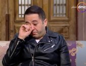 عمرو عبد العزيز يجهش بالبكاء على الهواء بعد عرض فيديو يجمعه بالراحل سمير غانم