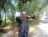 "عم رمضان" حكاية فى الأمثال.. يحفظ أغانى أم كلثوم وخبير فى تطهير الأرض المالحة.. ويقول "أمشير خلى الصغير يحصل الكبير".. وأشهر أكلاته البغلية المصنوعة من القمح.. فيديو وصور