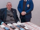 جمارك المطار تضبط راكبا حاول تهريب هواتف محمولة وأقراص الترامادول المخدر