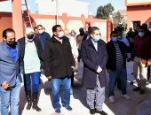 حياة كريمة.. محافظ الغربية يتفقد مشروعات الصرف الصحى فى 5 قرى بزفتى