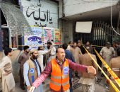 الصور الأولى لتفجير مسجد بمدينة بيشاور الباكستانية ومقتل 30 شخصا